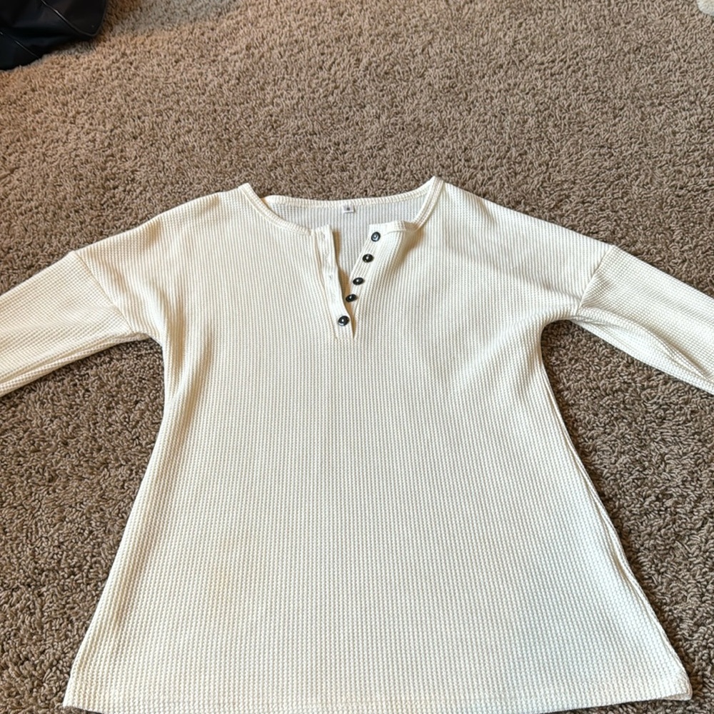 A baggy look, and a plain white nice and soft shirt!